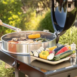 Barbecue charbon sur chariot coloris noir en acier Kettle Pro Napoléon - Ø 57 cm