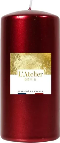Bougie cylindrique coloris rouge métal L’Atelier Denis – Ø 6,8 x H 14,5 cm