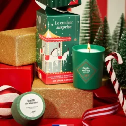 Cracker surprise bougie et bombe de douche senteur sapin My Jolie Candle Noël 2025 – 5,7 x 5,7 x 7 cm
