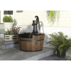 Fontaine tonneau newcastle en bois avec pompe à bras Ø 60 cm x H75 cm