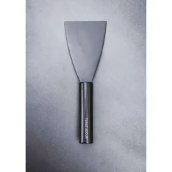 Grattoir court pour plancha coloris noir en titane Forge Adour - 26 x 10 x 1,8 cm