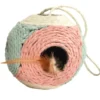 Griffoir rond en corde rose avec plumes naturelles Bobby Griffoir Facette - Ø 10 cm