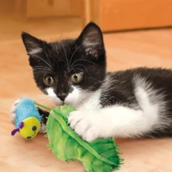 Jouet pour chat flingaroo caterpillar coloris vert Kong