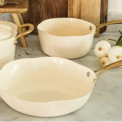 Poêle Menastyl Dahlia beige en aluminium recyclé - Ø 28 cm