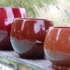 Pot rond en terre émaillée coloris cerise Les Poteries d'Albi Bahia - Ø 43 x H 46 cm