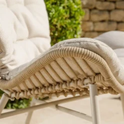 Salon de jardin en acier et résine tressée coloris beige Hosta II - 3 éléments (table basse et deux fauteuils)
