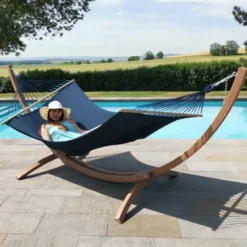 Set support et hamac EsKapade coloris bleu marine en bois et polypropylène certifié FSC® Jobek Hamacs - 323 x 125 x 128 cm