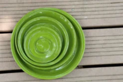 Soucoupe en terre cuite émaillée vert Forêt Les Poteries d’Albi - Ø 36 cm