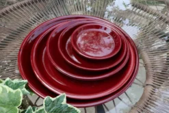 Soucoupe ronde en terre émaillée coloris cerise Les Poteries d'Albi - Ø 18 x H 3 cm