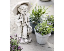 Statue garçon avec parapluie en polymagnesium blanc cassé - 67,5 cm